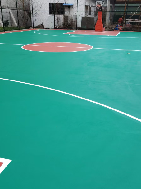 中兴镇 球场长期使用易出现地面开裂